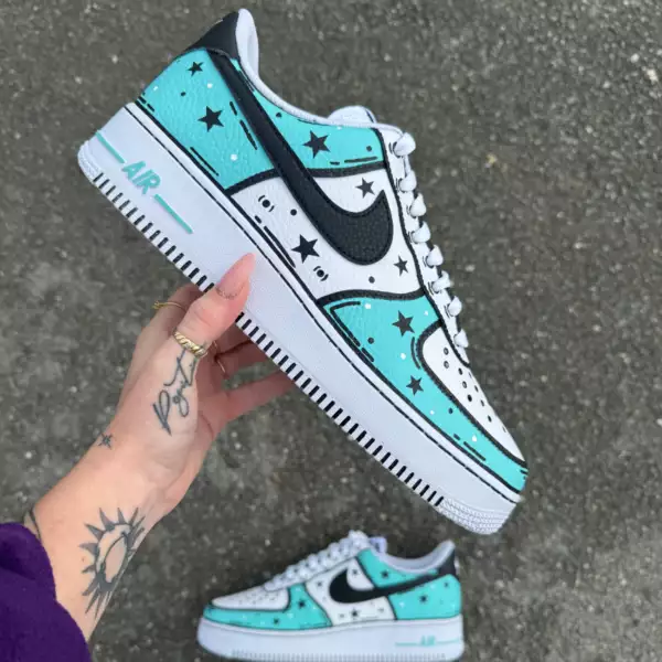 Nike Air Force 1 custom Cartoon avec avant et arrière colorés – peinture à la main et contours dessinés