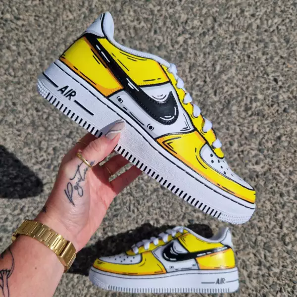 Nike Air Force 1 custom Cartoon Sun avec dégradé jaune-orange, ombrages gris et swoosh noirs peints à la main