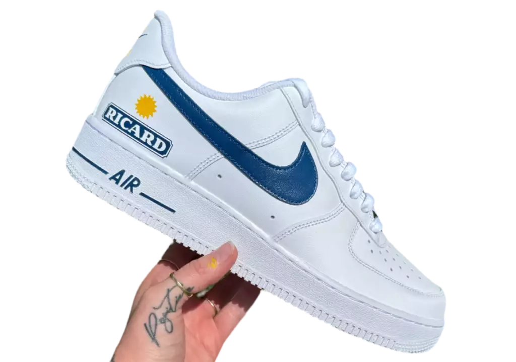 Nike Air Force 1 custom Ricard thème jaune et bleu foncé, chaussure droite