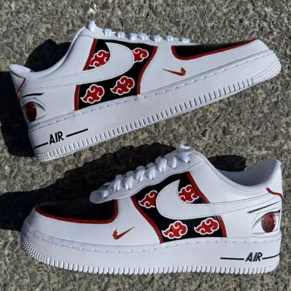 Nike Air Force 1 custom Akatsuki avec nuages rouges sur fond noir, contours rouges et Sharingan d’Itachi peint à l’arrière.