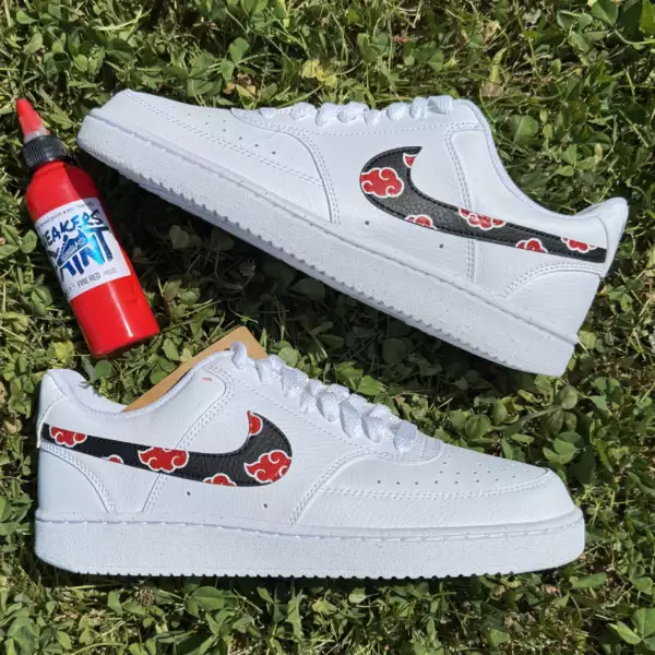 Nike Air Force 1 custom avec les quatre swoosh peints à la main, remplis du motif Akatsuki rouge sur fond noir, inspiré de l’univers Naruto.