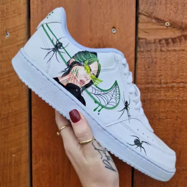 Nike Air Force 1 custom Billie Eilish verte avec portrait, citation, araignées et toile peints à la main sur les côtés externes.