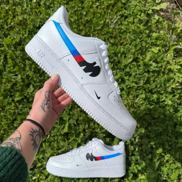 Nike Air Force 1 custom minimaliste avec 4 swoosh aux couleurs BMW Motorsport et petit logo Nike discret à l’avant externe, peint à la main.
