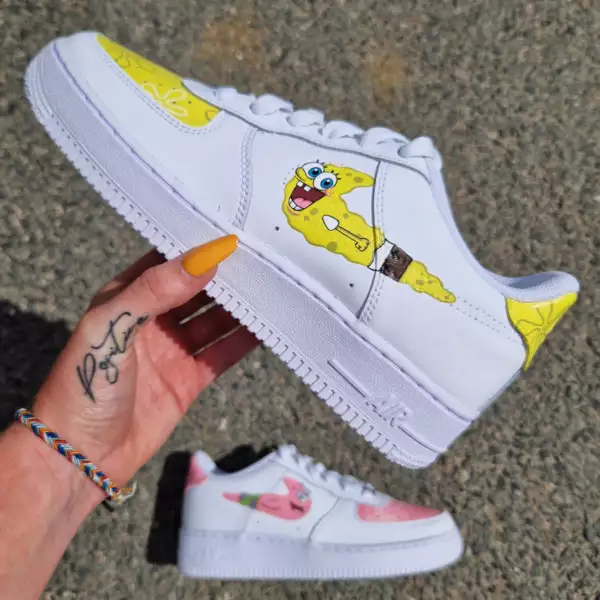Custom Nike Air Force 1 Bob l’Éponge x Patrick avec swoosh design et peintures avant/arrière – peinture dessin animé