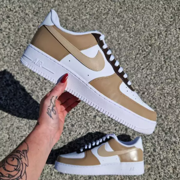 Custom Nike Air Force 1 thème café : peinture artisanale dans les tons marron, beige, moka