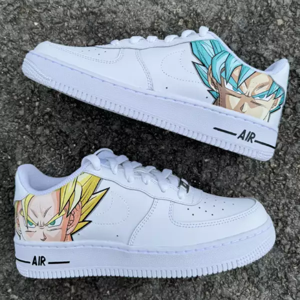 Nike Air Force 1 custom Dragon Ball Z avec deux personnages peints à la main sur les côtés externes, Goku Super Saiyan Blue et Goku Super Saiyan classique, sur fond blanc.
