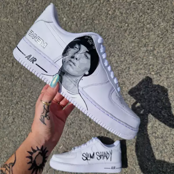 Nike Air Force 1 custom noir & blanc avec portrait peint d’Eminem et texte "SLIM SHADY"