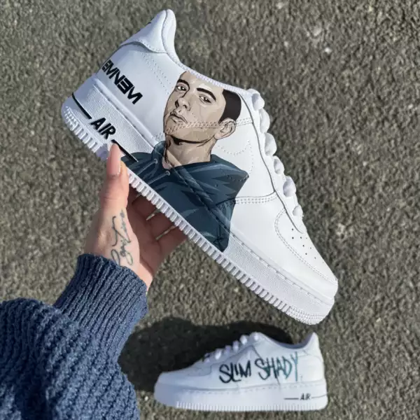 Nike Air Force 1 custom avec portrait couleur d’Eminem peint à la main et lettrage "SLIM SHADY"