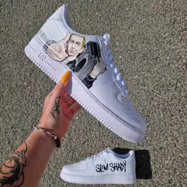 Nike Air Force 1 custom avec portrait d’Eminem, sa radio et le lettrage "SLIM SHADY" peint à la main