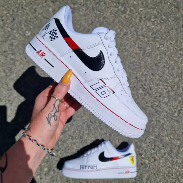 Nike Air Force 1 custom Ferrari avec 4 swoosh noirs, logo F1 et plusieurs logos Ferrari peints sur les côtés externes, création artisanale unique.