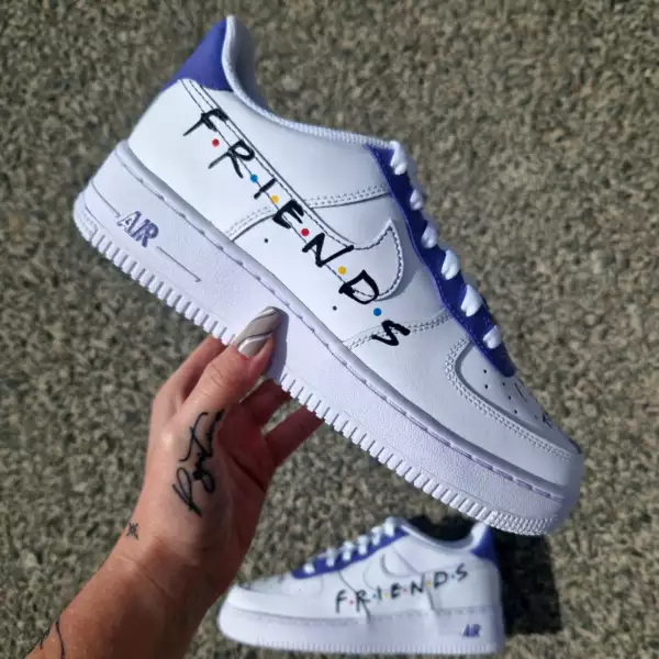 Nike Air Force 1 custom violet avec logo "FRIENDS" peint en grand sur les côtés