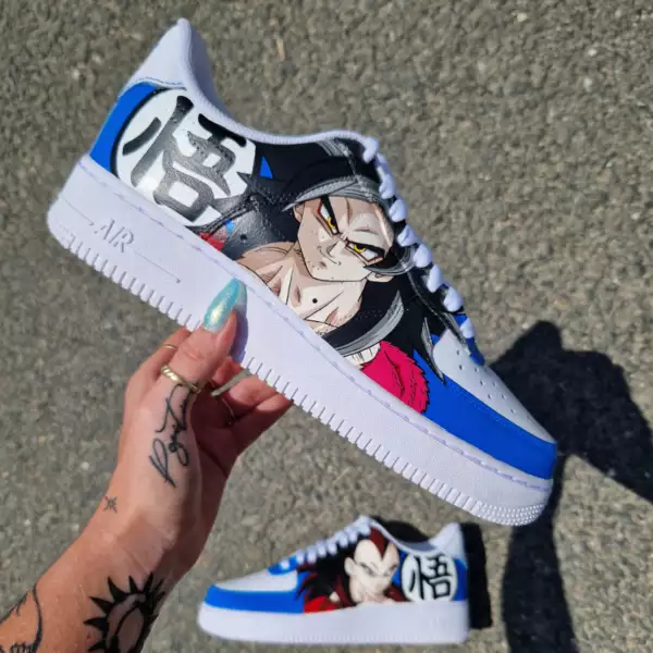 Custom Nike Air Force 1 full custom Goku SSJ4 et Vegeta SSJ4 – fond bleu et logo Dragon Ball Z