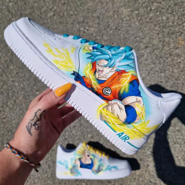 Sneakers custom Nike Air Force 1 avec Majin Vegeta et Goku Super Saiyan Blue – design inspiré de Dragon Ball, peinture à la main avec éclairs