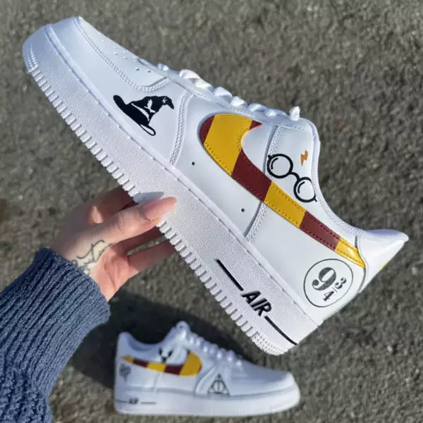 Nike Air Force 1 custom avec swoosh rouge et or pour Gryffondor, et logos noirs inspirés de l’univers Harry Potter