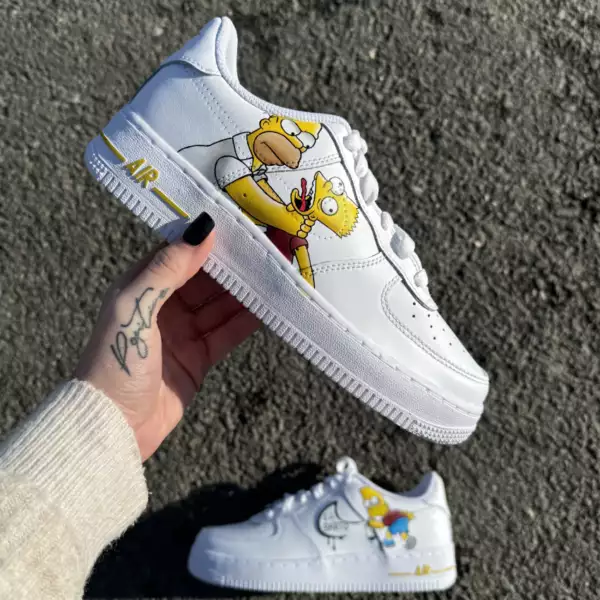 Custom Nike Air Force 1 Homer étrangle Bart et Bart tague le swoosh "El Barto" – peinture Simpsons