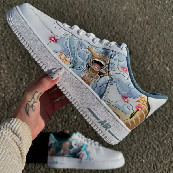 Nike Air Force 1 custom Luffy Gear 5 et Zoro peint à la main, custom unique inspirée de One Piece, faces externes.