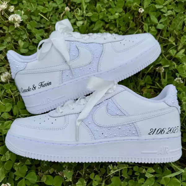 Nike Air Force 1 custom mariage avec perles blanches collées à la main sur les côtés et l’arrière, personnalisable avec noms et date.