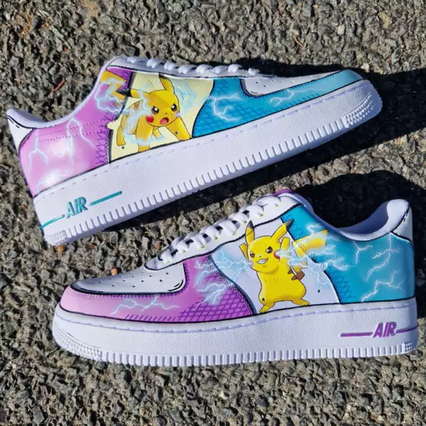 Nike Air Force 1 custom Pikachu cartoon avec éclairs et fond bleu-violet, design unique peint à la main.