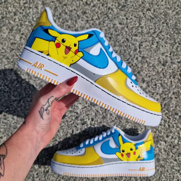 Custom Nike Air Force 1 Pikachu full custom bleu et jaune avec ombres cartoon – peinture Pokémon