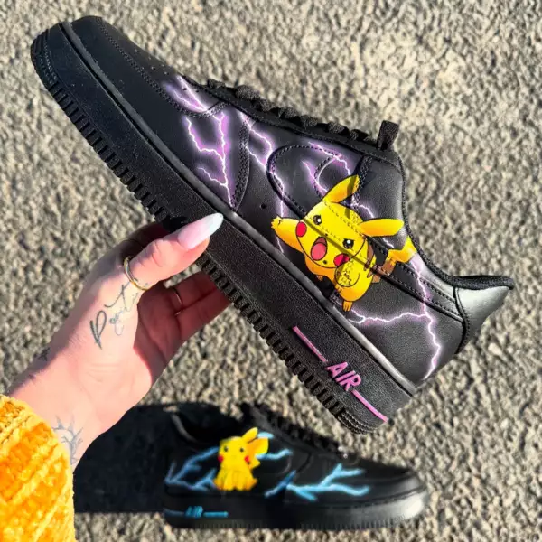 Nike Air Force 1 noire customisée avec Pikachu en pleine attaque, entouré d’éclairs violets et bleus sur les faces externes de chaque chaussure. Customisation personnalisable.