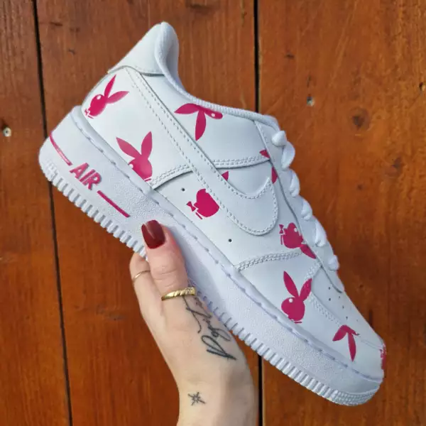 Nike Air Force 1 custom avec logos Playboy roses peints à la main sur les côtés internes et externes – couleur personnalisable