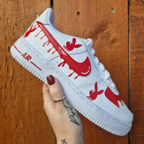 Nike Air Force 1 custom avec 3 logos Playboy rouges et swoosh assorti à effet dégoulinant – couleur personnalisable