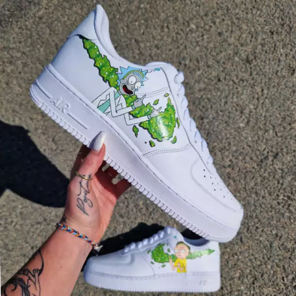 Custom Nike Air Force 1 Rick et Morty faisant des doigts, avec swoosh vert type portail dimensionnel