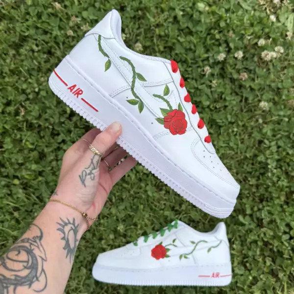 Nike Air Force 1 custom avec rose rouge et tige piquante entourant le swoosh Nike