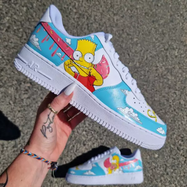 Custom Nike Air Force 1 The Simpsons avec Homer, Bart, swoosh dégoulinant style donut et fond bleu nuages