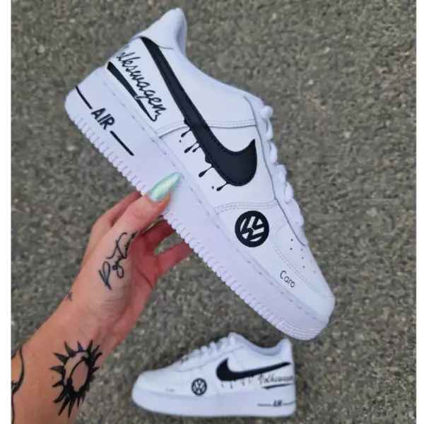 Nike Air Force 1 custom Volkswagen avec swoosh noirs dégoulinants, logo VW à l’avant et inscription Volkswagen à l’arrière, peinture faite à la main.
