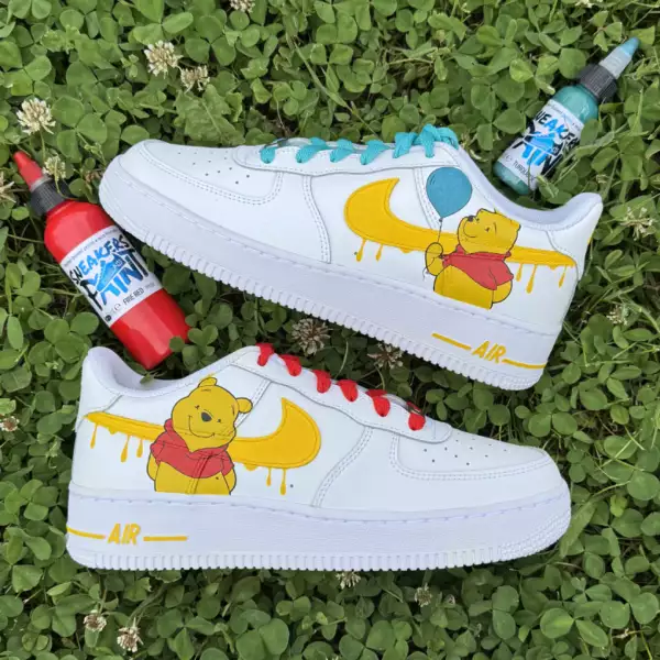 Custom Nike Air Force 1 Winnie l’Ourson avec swoosh jaune dégoulinant façon miel