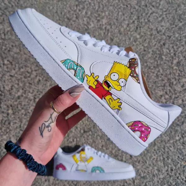 Custom Nike Court Vision Low Homer et Bart Simpson entourés de donuts – peinture dessin animé
