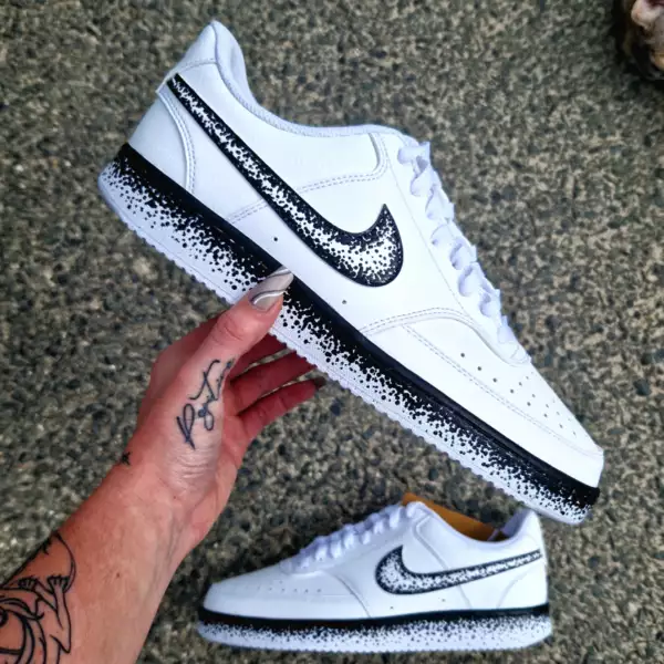 Nike Air Force 1 custom avec dégradé de points noirs sur les swooshe externes et la semelle
